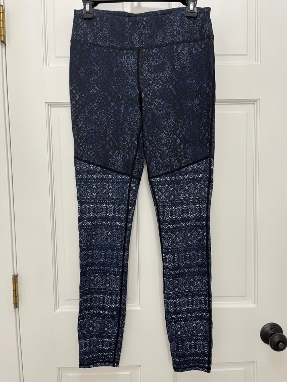 Gaiam Black & Dark Blue Geometric Patterned Leggings - Size Medium
